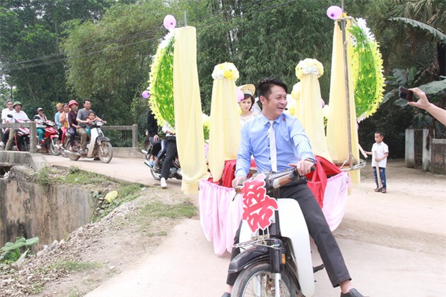 Rước dâu bằng xe chở lúa, đám cưới hiếm thấy tại Thanh Hóa - Ảnh 8.