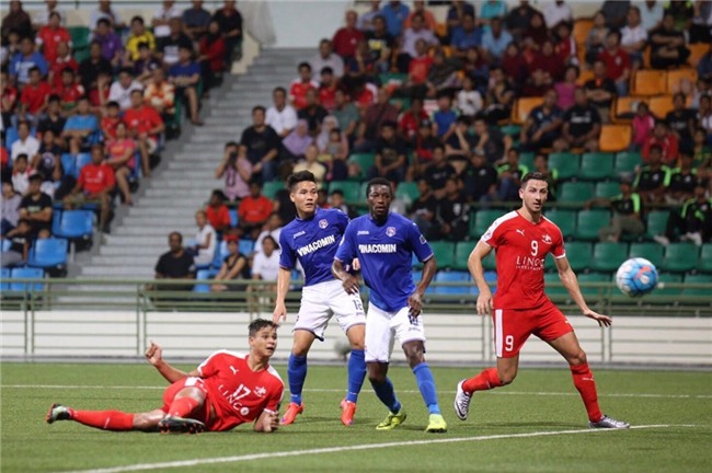 Mac Hong Quan nhan the do, Quang Ninh thua nguoc o Singapore hinh anh 2