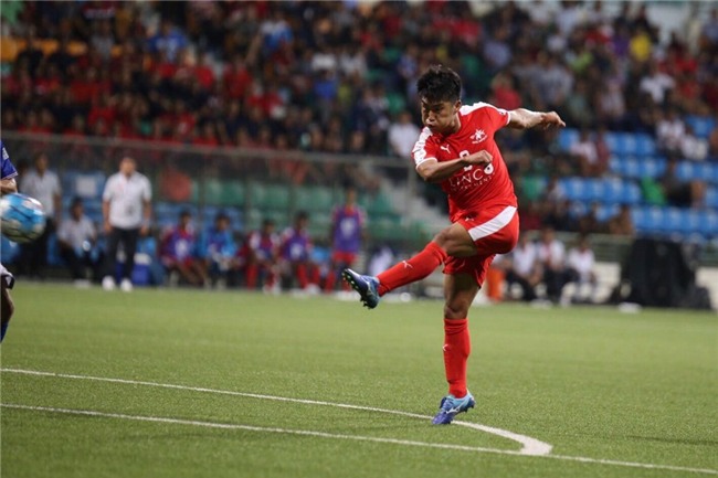 Mac Hong Quan nhan the do, Quang Ninh thua nguoc o Singapore hinh anh 3