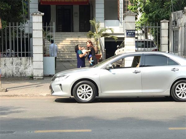 Phi Thanh Vân ôm con 5 tiếng tại tòa án, chồng vẫn không đến giải quyết ly hôn - Ảnh 1.