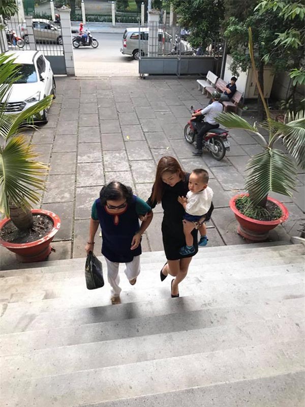 Phi Thanh Vân ôm con 5 tiếng tại tòa án, chồng vẫn không đến giải quyết ly hôn - Ảnh 2.