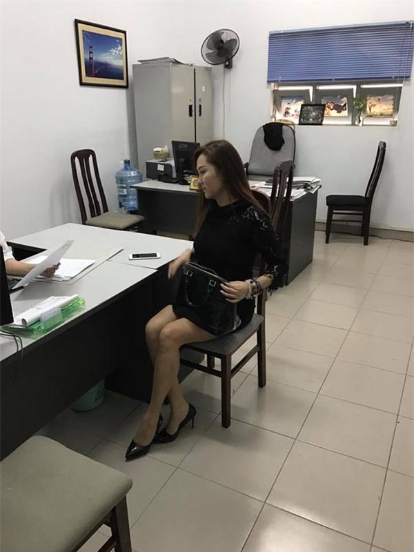 Phi Thanh Vân ôm con 5 tiếng tại tòa án, chồng vẫn không đến giải quyết ly hôn - Ảnh 3.