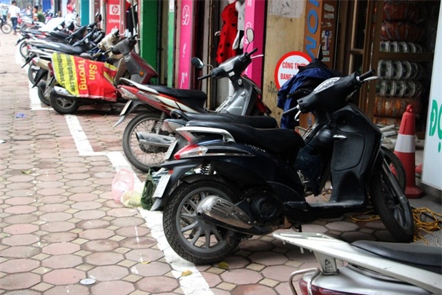 Một đoạn vỉa hè trên đường Nguyễn Trãi có vạch kẻ hình zích zắc.