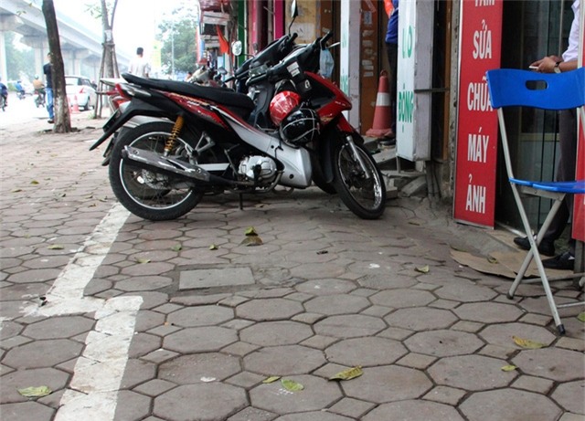 Mép cửa hộ dân này bị dốc nên lực lượng chức năng đã kẻ vạch vỉa hè lui ra phía ngoài để thuận tiện cho người dân để xe máy.