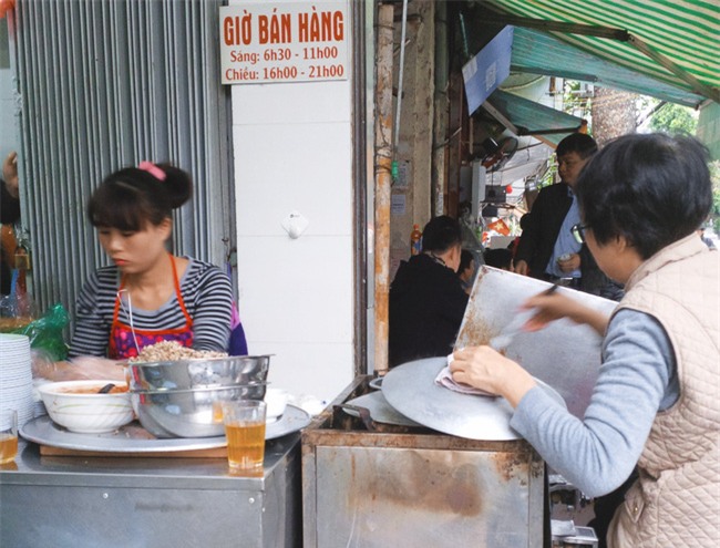 6 quán bánh cuốn ngon “nức nở” để quên đi thời tiết Hà Nội ẩm ương - Ảnh 1.