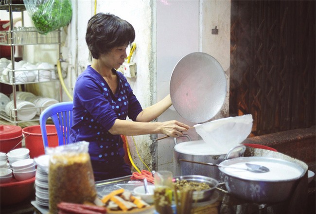 6 quán bánh cuốn ngon “nức nở” để quên đi thời tiết Hà Nội ẩm ương - Ảnh 10.