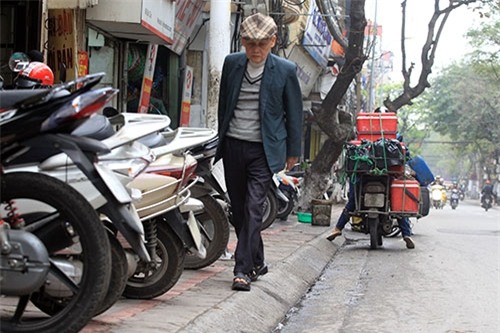 nguoi ha noi “dien xiec” thang bang tren via he rong hon gang tay hinh anh 1