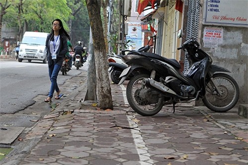 nguoi ha noi “dien xiec” thang bang tren via he rong hon gang tay hinh anh 9