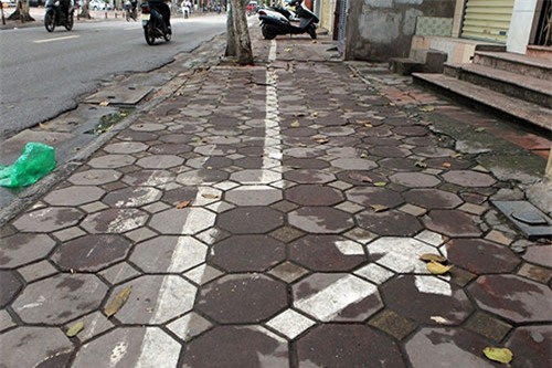 nguoi ha noi “dien xiec” thang bang tren via he rong hon gang tay hinh anh 10