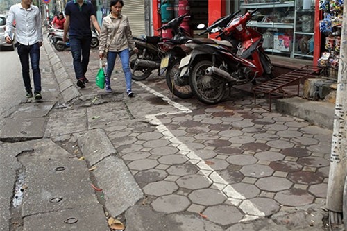 nguoi ha noi “dien xiec” thang bang tren via he rong hon gang tay hinh anh 11