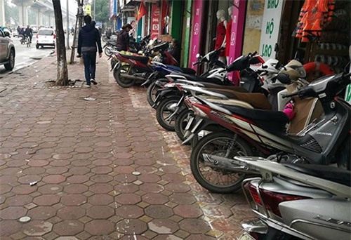 nguoi ha noi “dien xiec” thang bang tren via he rong hon gang tay hinh anh 12