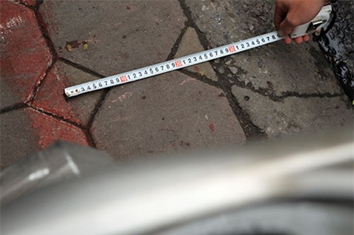 nguoi ha noi “dien xiec” thang bang tren via he rong hon gang tay hinh anh 2