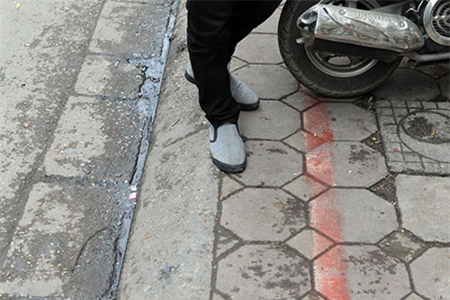 nguoi ha noi “dien xiec” thang bang tren via he rong hon gang tay hinh anh 3