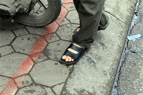 nguoi ha noi “dien xiec” thang bang tren via he rong hon gang tay hinh anh 4