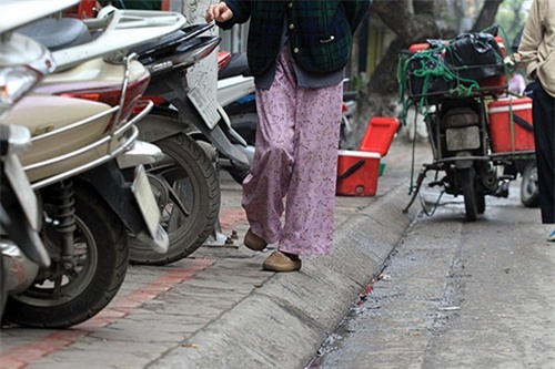 nguoi ha noi “dien xiec” thang bang tren via he rong hon gang tay hinh anh 5