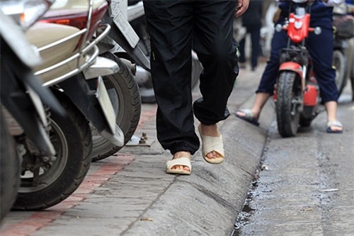 nguoi ha noi “dien xiec” thang bang tren via he rong hon gang tay hinh anh 6