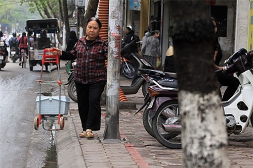 nguoi ha noi “dien xiec” thang bang tren via he rong hon gang tay hinh anh 7