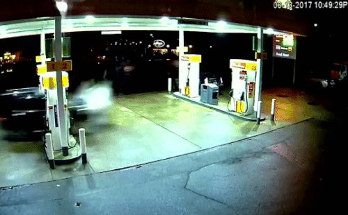 Tài xế Uber mất lái, lao thẳng ô tô chở khách vào cây xăng