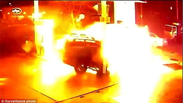 Tài xế Uber mất lái, lao thẳng ô tô chở khách vào cây xăng - Ảnh 3.