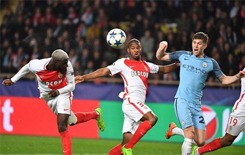 Nhưng Bakayoko ra đòn kết liễu Man City bằng cú đánh đầu hiểm hóc
