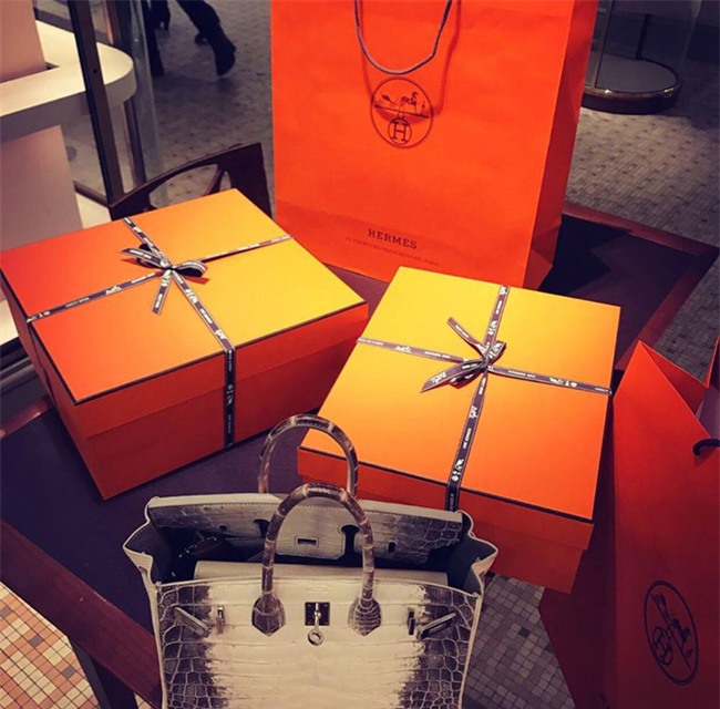 Ngọc Trinh: Trinh dùng đồ hiệu phí phạm nhất, trời mưa người khác ôm túi vào bụng, còn Trinh lấy túi để che đầu - Ảnh 3.