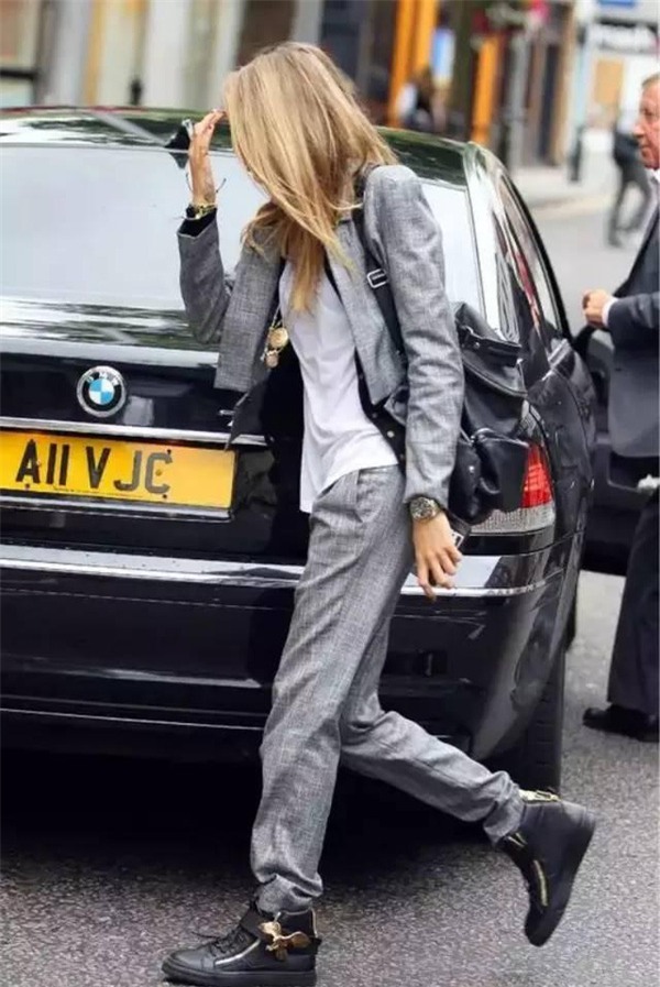 Phụ nữ tuổi 30 chọn và diện đồ thế nào mới là đúng nhất - Ảnh 1.