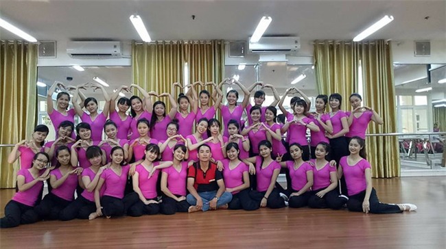 Clip thầy giáo Sư Phạm múa trên bục giảng hút triệu lượt xem - Ảnh 5.