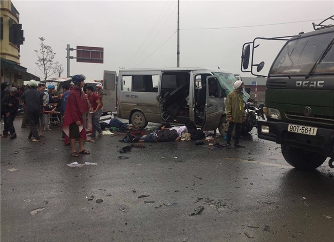 Hien truong oto tai dam xe don dau, 17 nguoi thuong vong hinh anh 1