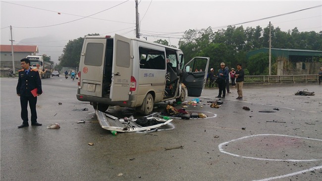 Hien truong oto tai dam xe don dau, 17 nguoi thuong vong hinh anh 3