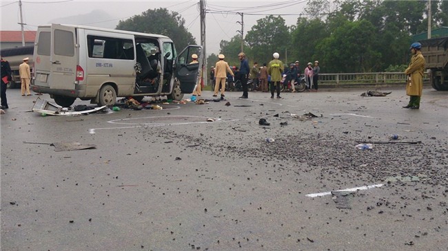 Hien truong oto tai dam xe don dau, 17 nguoi thuong vong hinh anh 5