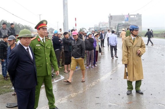 Hien truong oto tai dam xe don dau, 17 nguoi thuong vong hinh anh 9