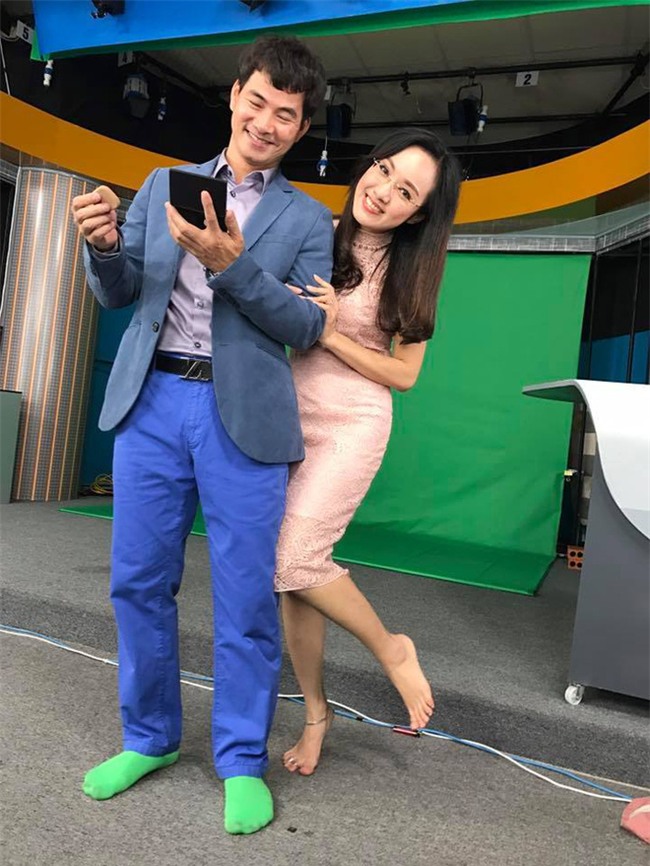 Xuân Bắc cười tít mắt, nằm bò trong tiệc sinh nhật của BTV Hoài Anh - Ảnh 1.