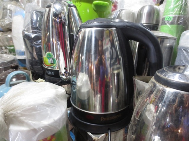 Ấm siêu tốc không xuất xứ rõ ràng, không hợp quy chuẩn được bày bán lẻ tẻ ở các cửa hàng