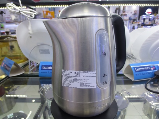 Một chiếc ấm siêu tốc đã được gắn dấu Cr hợp quy chuẩn theo quy định của Bộ KH&CN