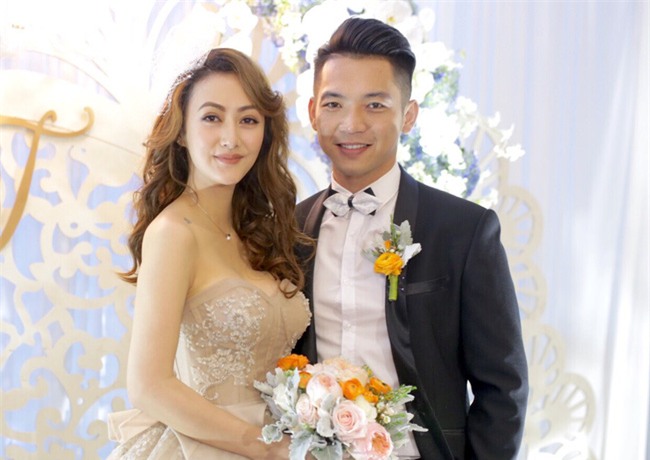 Cập nhật: Mai Quốc Việt và bà xã cùng tuổi liên tục hôn nhau ngọt ngào trong lễ cưới - Ảnh 1.