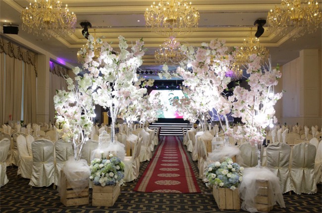 Cập nhật: Mai Quốc Việt và bà xã cùng tuổi liên tục hôn nhau ngọt ngào trong lễ cưới - Ảnh 10.