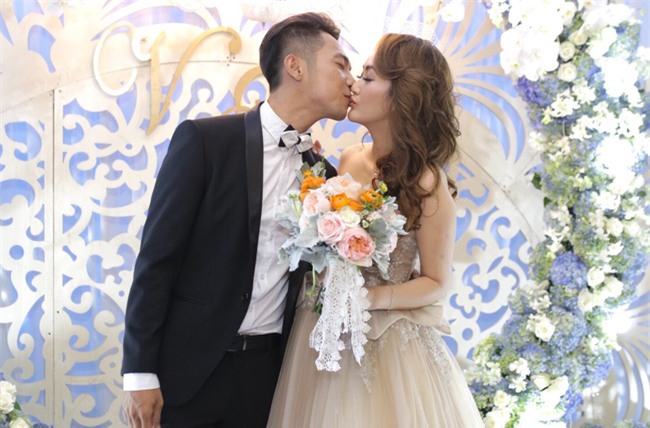 Cập nhật: Mai Quốc Việt và bà xã cùng tuổi liên tục hôn nhau ngọt ngào trong lễ cưới - Ảnh 2.