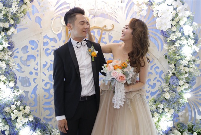 Cập nhật: Mai Quốc Việt và bà xã cùng tuổi liên tục hôn nhau ngọt ngào trong lễ cưới - Ảnh 3.