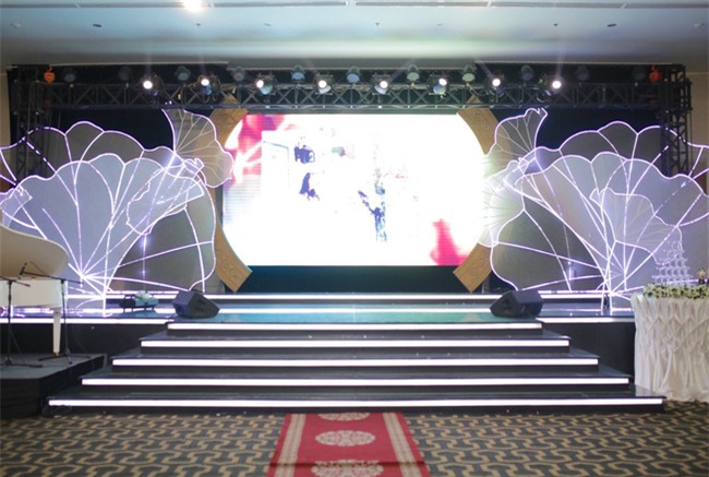 Cập nhật: Mai Quốc Việt và bà xã cùng tuổi liên tục hôn nhau ngọt ngào trong lễ cưới - Ảnh 9.