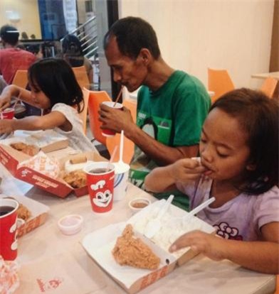 Hình ảnh người cha khắc khổ lặng lẽ nhìn 2 con gái nhỏ say sưa ăn gà rán khiến nhiều người rơi nước mắt - Ảnh 3.