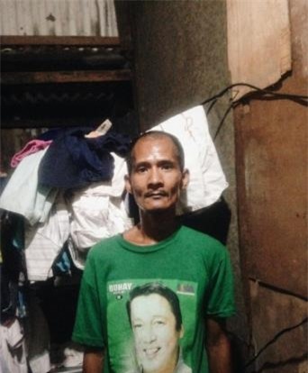 Hình ảnh người cha khắc khổ lặng lẽ nhìn 2 con gái nhỏ say sưa ăn gà rán khiến nhiều người rơi nước mắt - Ảnh 4.