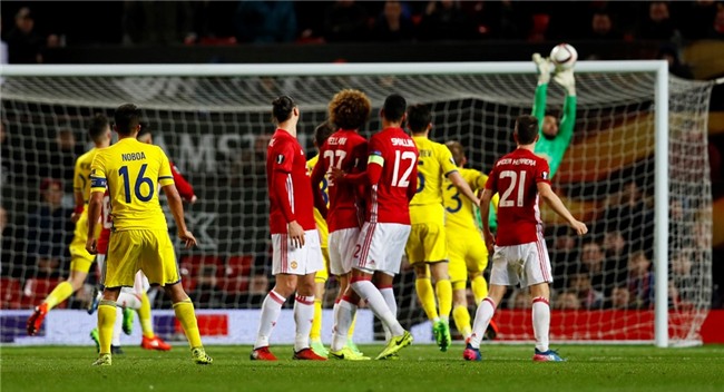 Mata lap cong dua MU vao tu ket Europa League hinh anh 11