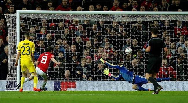 Mata lap cong dua MU vao tu ket Europa League hinh anh 8