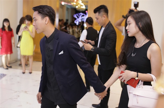Hoài Lâm lần đầu tay trong tay xuất hiện cùng bạn gái sau khi công khai quan hệ tình cảm - Ảnh 2.
