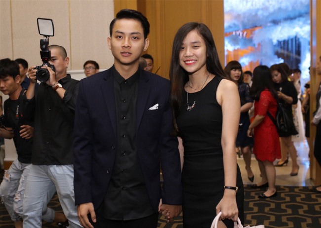 Hoài Lâm lần đầu tay trong tay xuất hiện cùng bạn gái sau khi công khai quan hệ tình cảm - Ảnh 3.