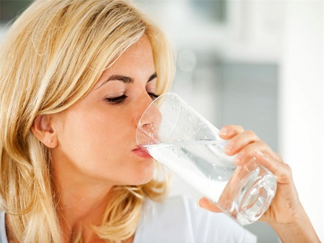 Uống nước ngay khi vừa thức dậy: Việc đơn giản, lợi ích vàng không phải ai cũng biết - Ảnh 2.