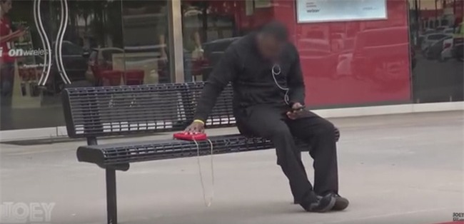 Cô gái để quên ví trên ghế và phản ứng của mọi người sẽ khiến bạn chết lặng - Ảnh 2.