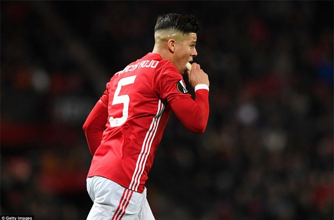 Mourinho bóc chuối cho học trò ăn ngay trên sân - Ảnh 3.