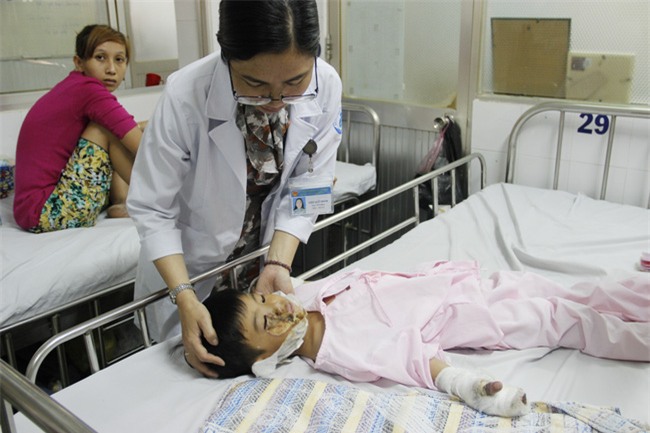 Thương tâm bé trai 5 tuổi bị điện giật khiến hoại tử nặng hai bàn tay - Ảnh 6.