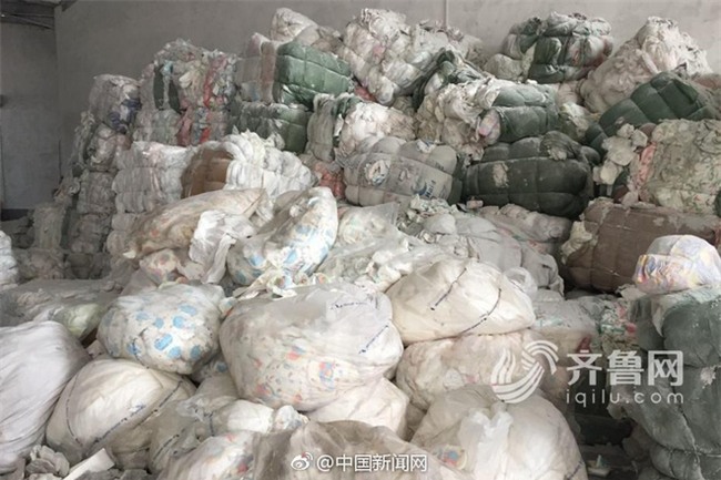 Tã giấy người lớn sản xuất từ phế liệu bốc mùi, mang mầm bệnh hại người tiêu dùng - Ảnh 1.